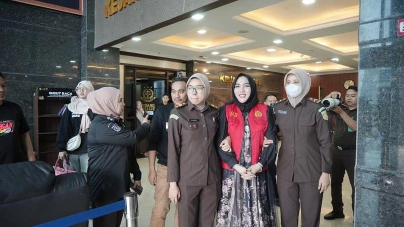 Bos Skincare Mira Hayati Divonis 2 Tahun Bui & Langsung Ditahan Bos Skincare Mira Hayati Divonis 2 Tahun Bui & Langsung Ditahan