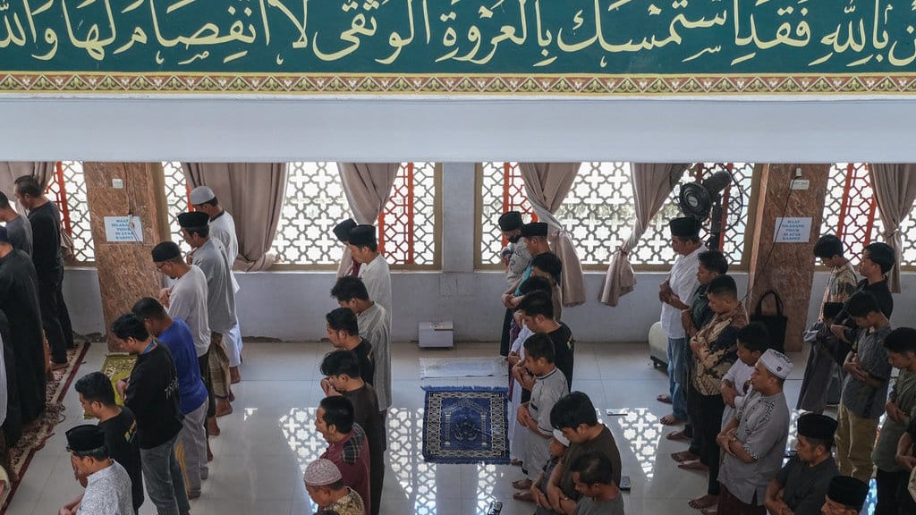 Hukum Meninggalkan Salat Jumat 3 Kali Berturut-turut dalam Islam Hukum Meninggalkan Salat Jumat 3 Kali Berturut-turut dalam Islam