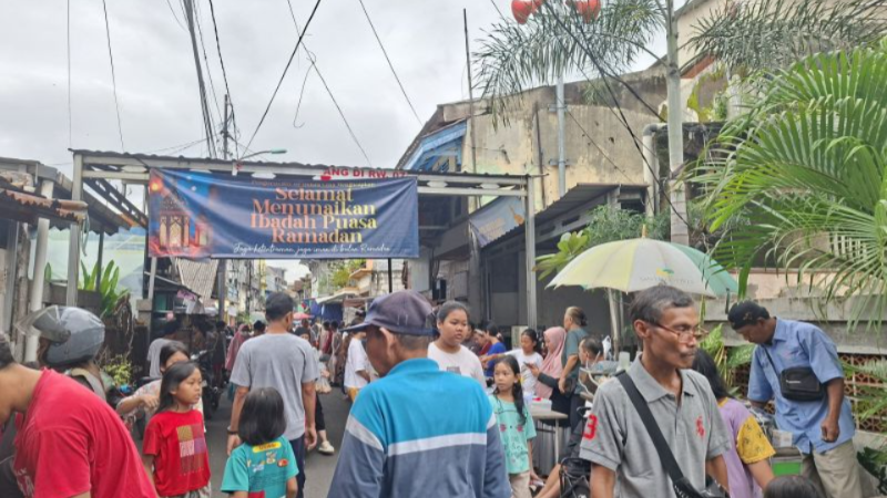 Semangat Warga Bidara Cina Tetap Cari Takjil meski Kebanjiran Semangat Warga Bidara Cina Tetap Cari Takjil meski Kebanjiran