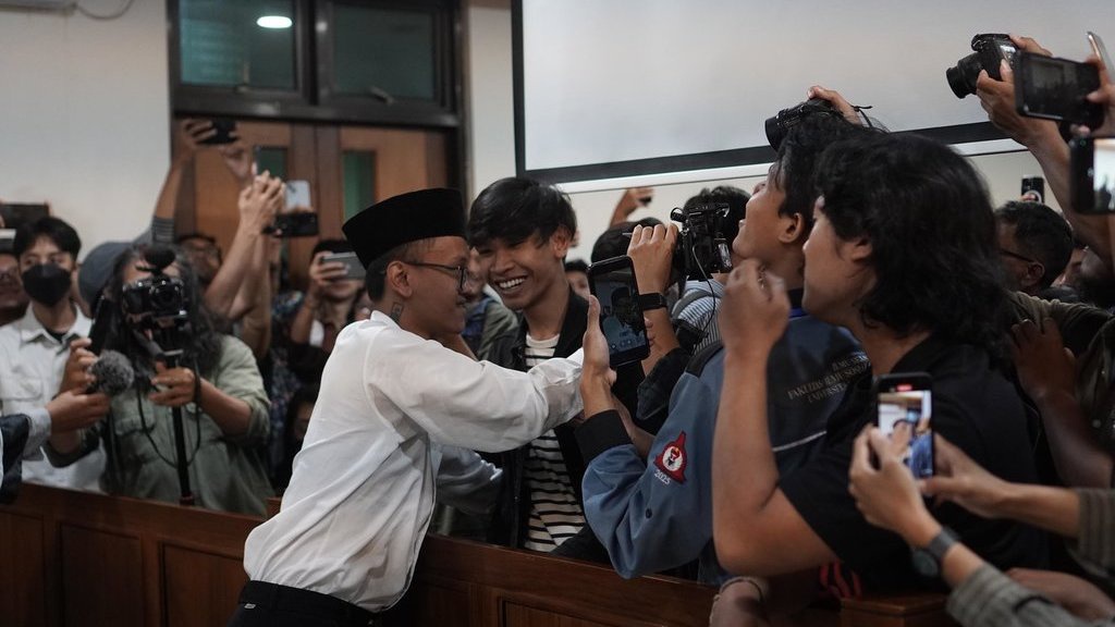 Kasus Bakar Tenda Polisi, Perdana Arie Divonis 5 Bulan 3 Hari Kasus Bakar Tenda Polisi, Perdana Arie Divonis 5 Bulan 3 Hari