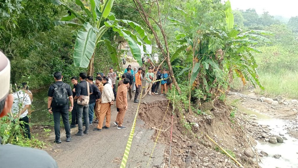 Banjir Sebabkan Jembatan Lebakngok Cirebon Terancam Putus Banjir Sebabkan Jembatan Lebakngok Cirebon Terancam Putus
