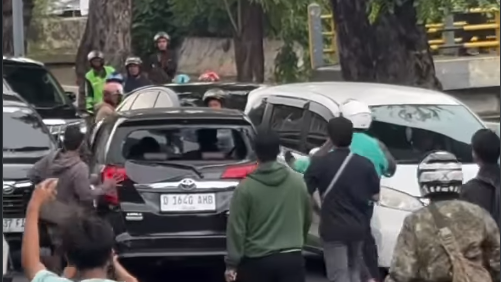 Pengemudi Calya Ugal-ugalan Jadi Tersangka Kepemilikan Sajam Pengemudi Calya Ugal-ugalan Jadi Tersangka Kepemilikan Sajam