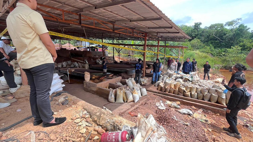 Bareskrim Ungkap Praktik Penyelundupan Pasir Timah ke Malaysia Bareskrim Ungkap Praktik Penyelundupan Pasir Timah ke Malaysia