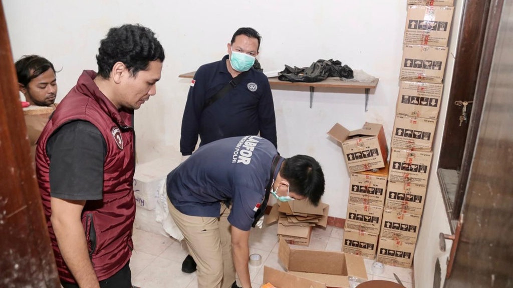 Polisi Grebek Rumah Produsen Kosmetik LC Beauty di Cirebon Polisi Grebek Rumah Produsen Kosmetik LC Beauty di Cirebon
