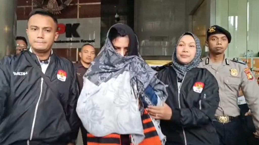 Resmi Berompi Oren, Bupati Pekalongan Fadia Bantah Kena OTT Resmi Berompi Oren, Bupati Pekalongan Fadia Bantah Kena OTT