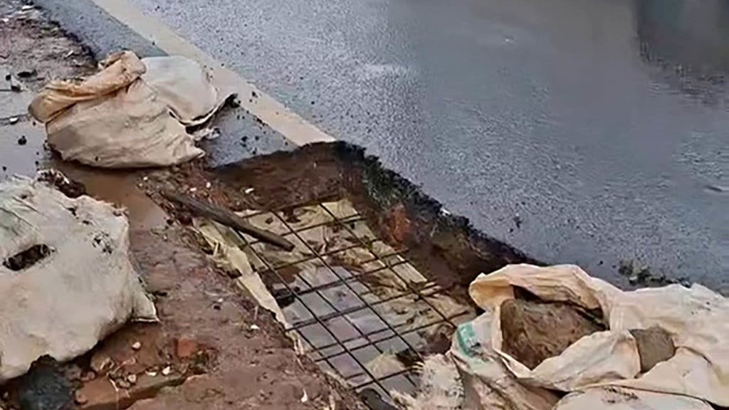 Proyek Pipa di Ciputat Tangsel Sebabkan Jalan & Trotoar Rusak Proyek Pipa di Ciputat Tangsel Sebabkan Jalan & Trotoar Rusak