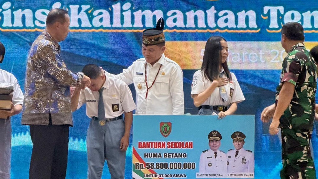 Pemprov Kalteng Salurkan Bantuan Seragam-Sepatu ke 60 Ribu Siswa Pemprov Kalteng Salurkan Bantuan Seragam-Sepatu ke 60 Ribu Siswa