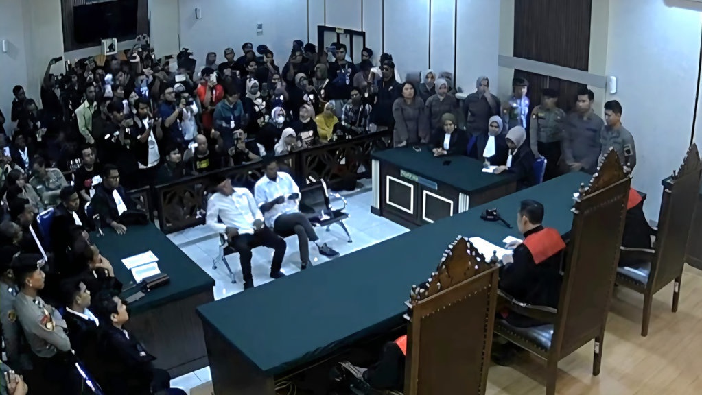 Aktivis Pati Botok & Teguh Divonis Bersalah tapi Langsung Bebas Aktivis Pati Botok & Teguh Divonis Bersalah tapi Langsung Bebas