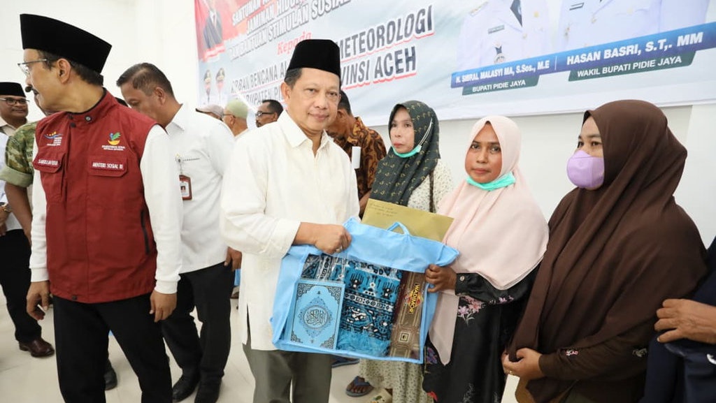Kasatgas Tito Salurkan Bantuan bagi Korban Bencana di Pidie Jaya Kasatgas Tito Salurkan Bantuan bagi Korban Bencana di Pidie Jaya