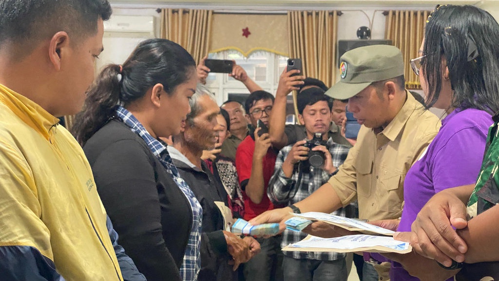 Kemensos Salurkan Bantuan Jadup ke Ribuan Warga Tapanuli Utara Kemensos Salurkan Bantuan Jadup ke Ribuan Warga Tapanuli Utara