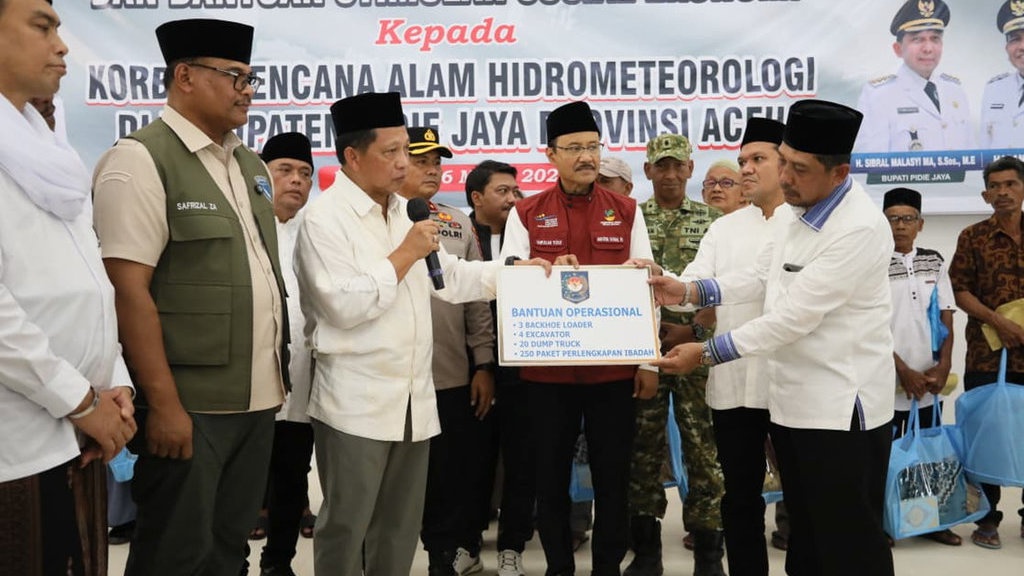 Bansos Rp878 M untuk Korban Bencana Sumatera Resmi Disalurkan Bansos Rp878 M untuk Korban Bencana Sumatera Resmi Disalurkan