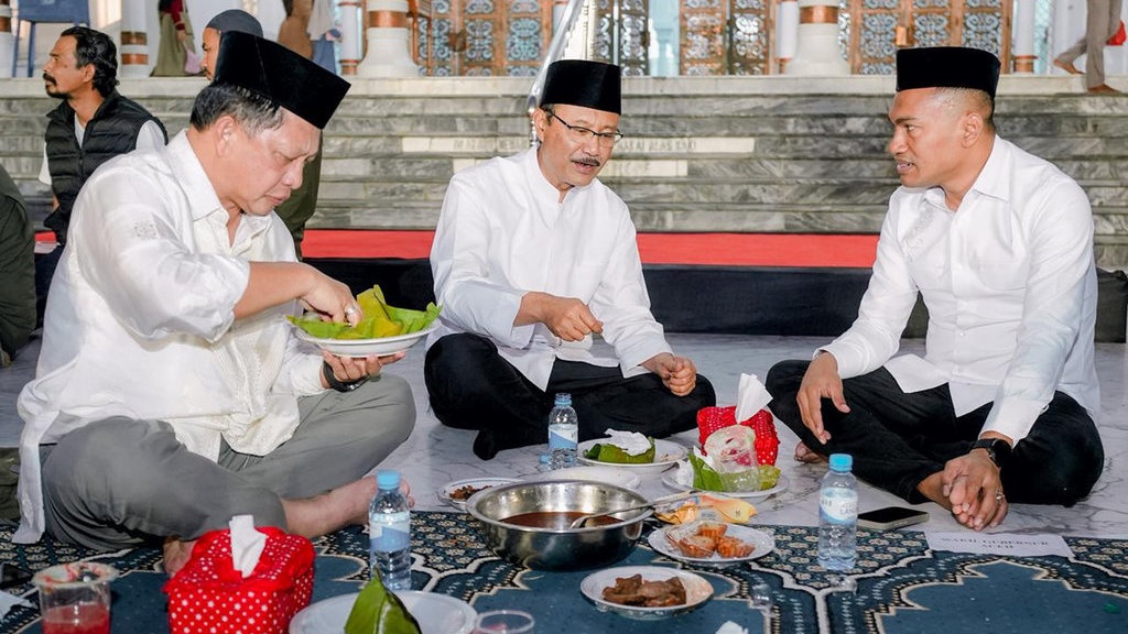Mensos-Mendagri Bukber Bareng Warga di Masjid Baiturrahman Aceh Mensos-Mendagri Bukber Bareng Warga di Masjid Baiturrahman Aceh
