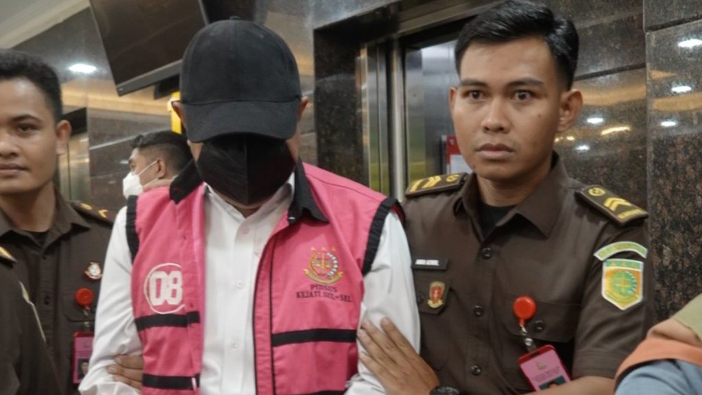 Kasus Dugaan Korupsi Bibit Nanas, Eks Pj Gubernur Sulsel Ditahan Kasus Dugaan Korupsi Bibit Nanas, Eks Pj Gubernur Sulsel Ditahan
