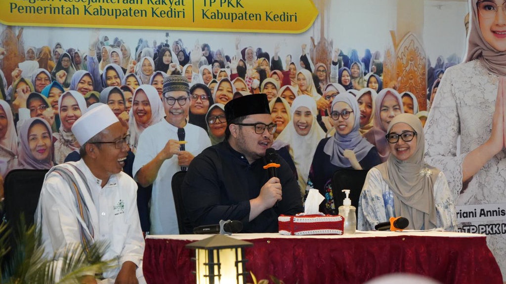 Mas Dhito Berikan Hadiah Belanja Gratis ke 10 Kader PKK Senior Mas Dhito Berikan Hadiah Belanja Gratis ke 10 Kader PKK Senior