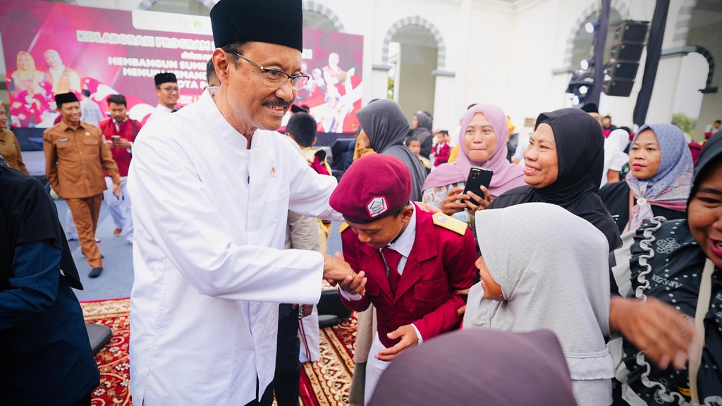 Gus Ipul Bagikan Paket Sembako Untuk 1500 KPM di Pasuruan Gus Ipul Bagikan Paket Sembako Untuk 1500 KPM di Pasuruan