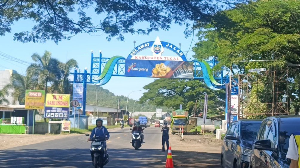 Gerak Cepat Menutup Jalan Berlubang Pantura Jelang Mudik Lebaran Gerak Cepat Menutup Jalan Berlubang Pantura Jelang Mudik Lebaran