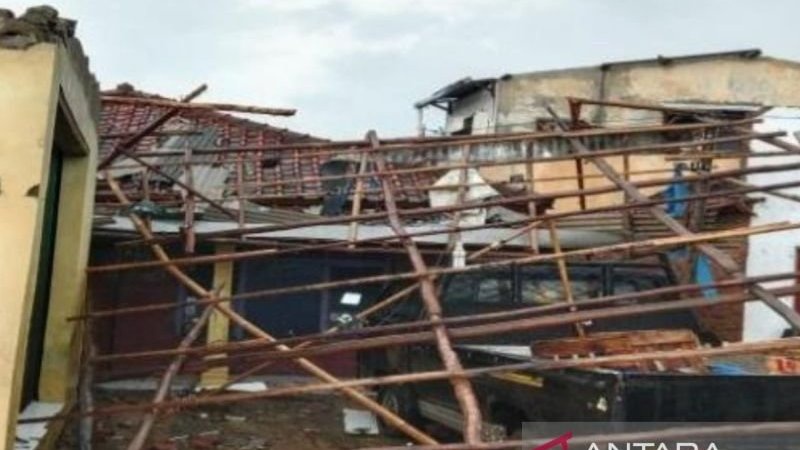 BPBD Cirebon: 242 Rumah Rusak Diterjang Angin Puting Beliung BPBD Cirebon: 242 Rumah Rusak Diterjang Angin Puting Beliung