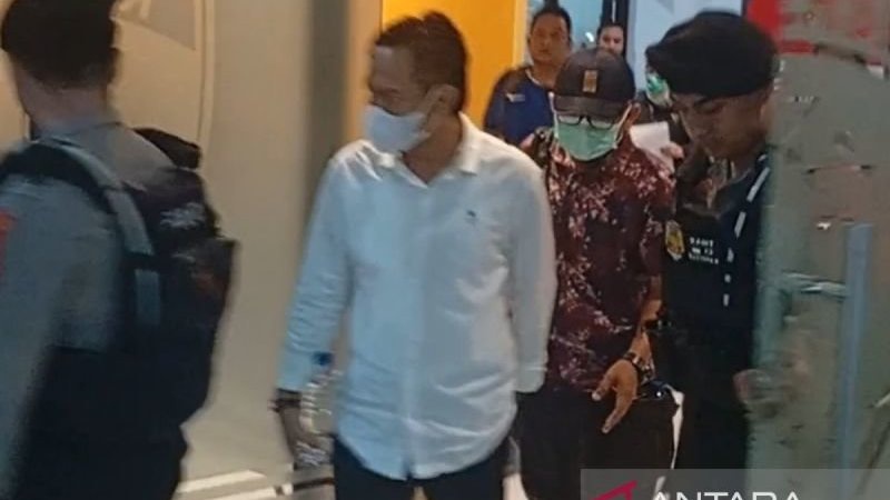 Bupati Cilacap dan Rombongan Tiba Gedung KPK & Segera Diperiksa Bupati Cilacap dan Rombongan Tiba Gedung KPK & Segera Diperiksa