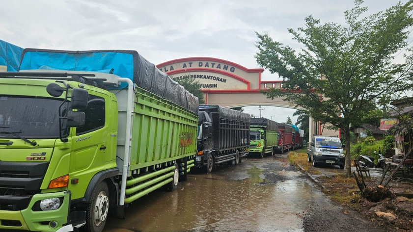 Polda Sumsel Kandangi Puluhan Truk yang Beroperasi Musim Mudik Polda Sumsel Kandangi Puluhan Truk yang Beroperasi Musim Mudik