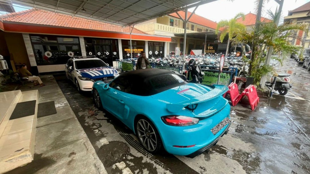Drifting di Bali, WNA Rusia Ditilang & Terancam Penjara 3 Bulan Drifting di Bali, WNA Rusia Ditilang & Terancam Penjara 3 Bulan