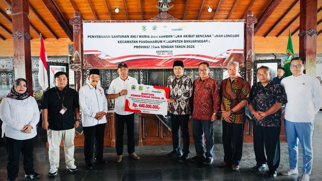 Wamensos Serahkan Santunan bagi Korban Longsor Banjarnegara Wamensos Serahkan Santunan bagi Korban Longsor Banjarnegara