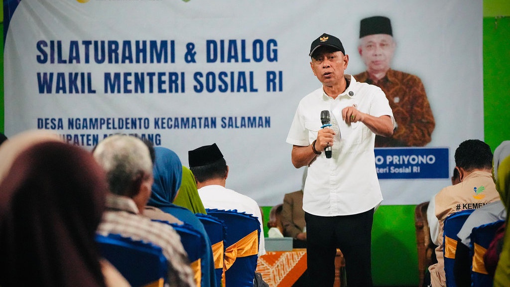 Jelang Lebaran, Wamensos Salurkan Bansos di Magelang Jelang Lebaran, Wamensos Salurkan Bansos di Magelang