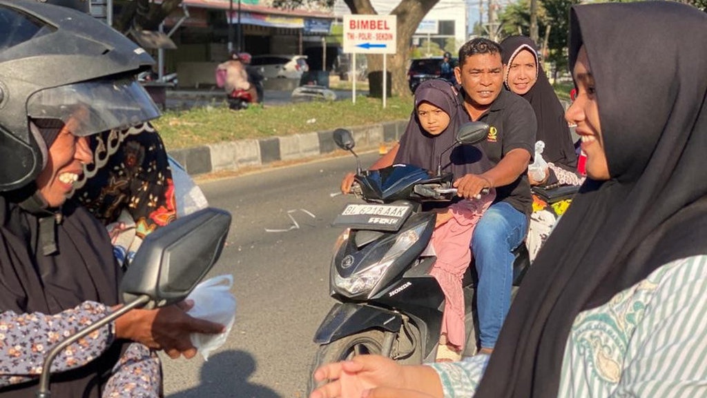 Siswa Sekolah Rakyat Aceh Besar Bagikan Takjil Gratis ke Warga Siswa Sekolah Rakyat Aceh Besar Bagikan Takjil Gratis ke Warga