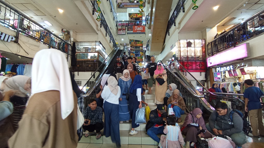 Jelang Lebaran Pertokoan Bandung Ramai, Daya Beli Belum Stabil Jelang Lebaran Pertokoan Bandung Ramai, Daya Beli Belum Stabil