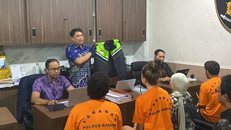 Polisi Tangkap 3 WNA Tersangka Kasus Video Asusila di Bali Polisi Tangkap 3 WNA Tersangka Kasus Video Asusila di Bali