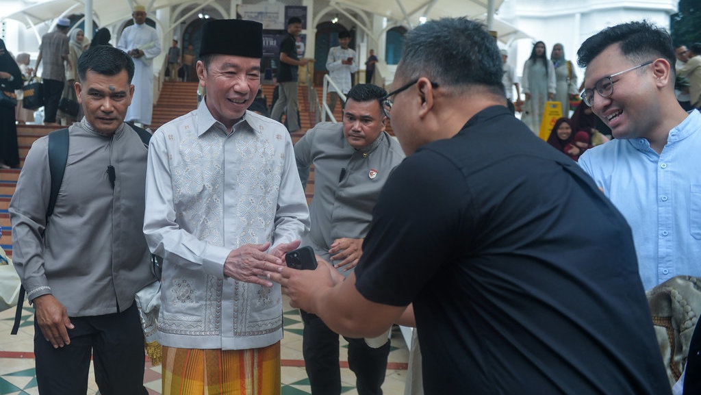 Jokowi Kumpul Bareng Keluarga di Rumah Gibran usai Salat Id Jokowi Kumpul Bareng Keluarga di Rumah Gibran usai Salat Id