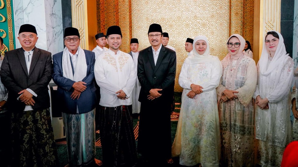 Gus Ipul dan Khofifah Salat Idulfitri di Masjid Surabaya Gus Ipul dan Khofifah Salat Idulfitri di Masjid Surabaya