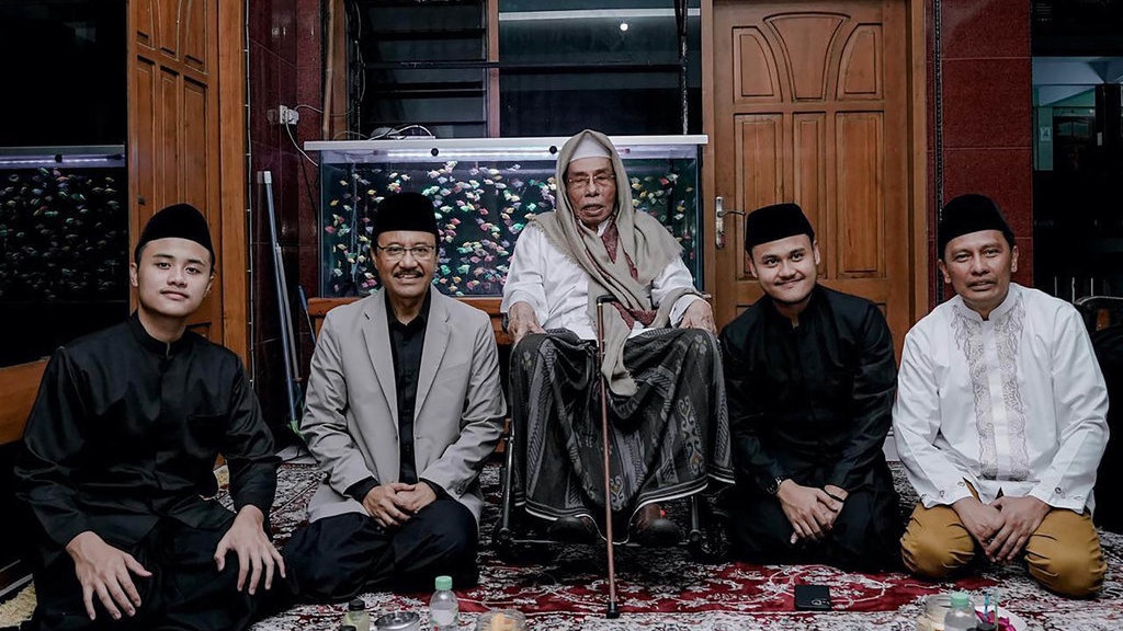 Gus Ipul Sowan ke Kyai Sepuh, Momentum Jaga Silaturahmi Gus Ipul Sowan ke Kyai Sepuh, Momentum Jaga Silaturahmi