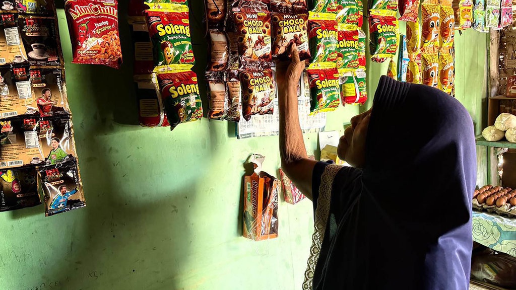 Nenek Mas Amah: Bertahan di Usia Senja Demi Masa Depan Sang Cucu Nenek Mas Amah: Bertahan di Usia Senja Demi Masa Depan Sang Cucu