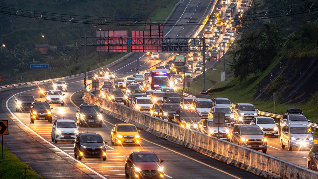 Polri Terapkan Contraflow Atasi Kepadatan Arus Balik Trans Jawa Polri Terapkan Contraflow Atasi Kepadatan Arus Balik Trans Jawa