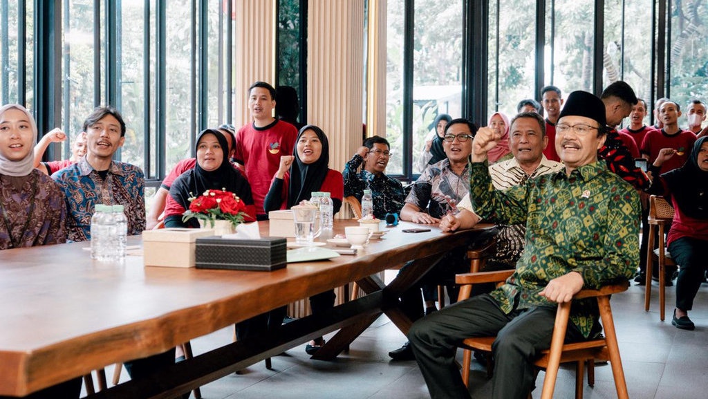 Gus Ipul Halalbihalal dengan Para Petugas Kebersihan di Kemensos Gus Ipul Halalbihalal dengan Para Petugas Kebersihan di Kemensos