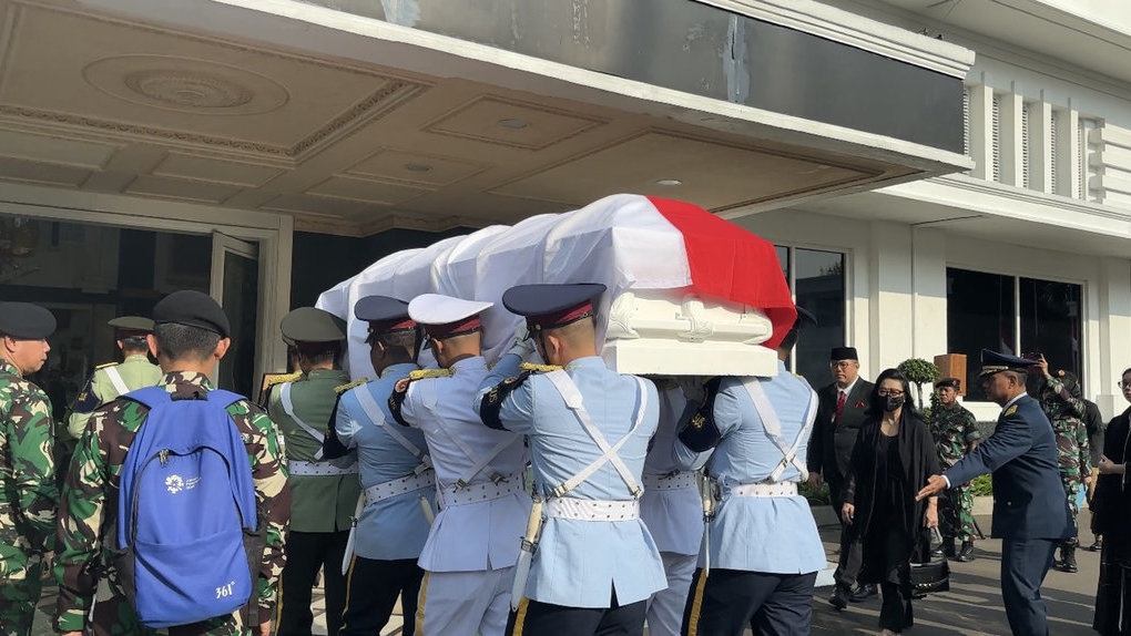 Jenazah Eks Menhan Juwono Sudarsono Dimakamkan di TMP Kalibata Jenazah Eks Menhan Juwono Sudarsono Dimakamkan di TMP Kalibata