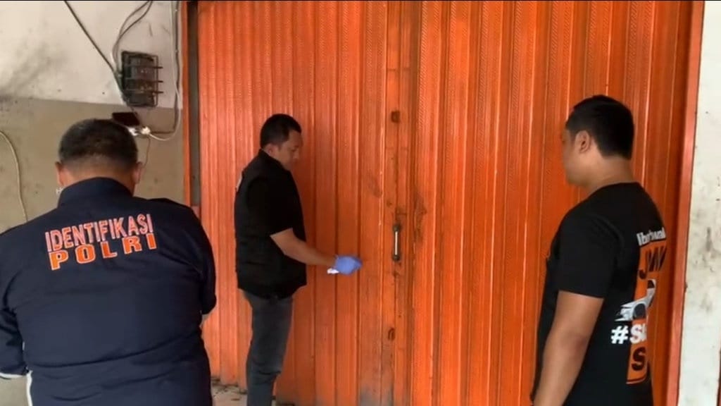 2 Pelaku Pembunuhan Pegawai Kios Ayam Geprek di Bekasi Ditangkap 2 Pelaku Pembunuhan Pegawai Kios Ayam Geprek di Bekasi Ditangkap