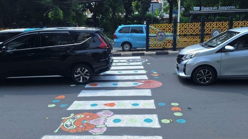 Lapor JAKI Dicuekin Setahun, Warga Tebet Lukis Ulang Zebra Cross Lapor JAKI Dicuekin Setahun, Warga Tebet Lukis Ulang Zebra Cross