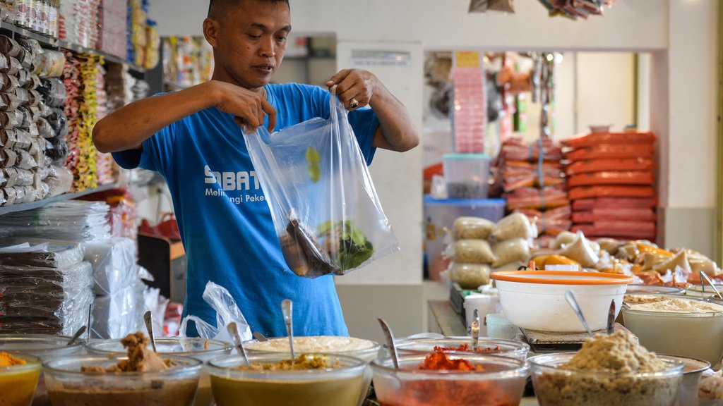Kenapa Harga Plastik Naik & Apa Kaitannya dengan Perang Iran? Kenapa Harga Plastik Naik & Apa Kaitannya dengan Perang Iran?