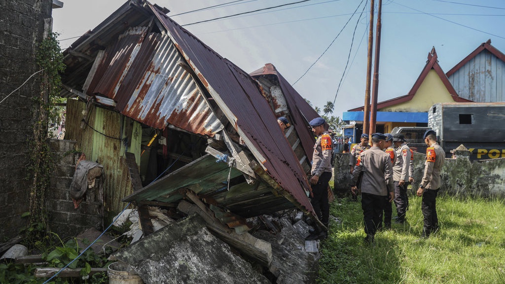 BMKG Tetapkan Status Siaga Tsunami Usai Gempa Bitung M 7,6 BMKG Tetapkan Status Siaga Tsunami Usai Gempa Bitung M 7,6