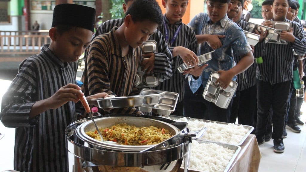 Menguji Efektivitas MBG Prasmanan untuk Cegah Keracunan Massal Menguji Efektivitas MBG Prasmanan untuk Cegah Keracunan Massal