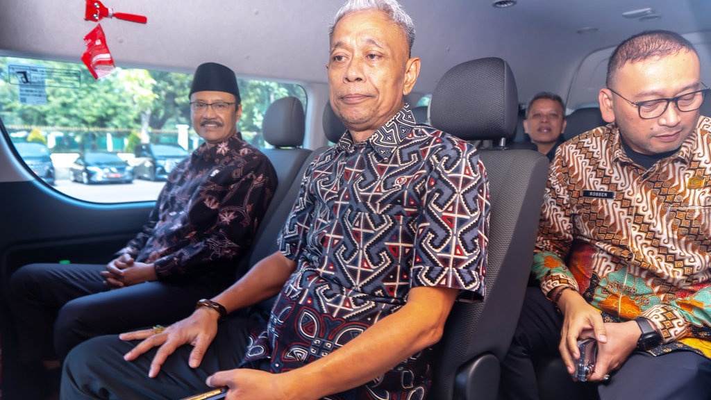 Efisiensi, Gus Ipul dan Pejabat Kemensos Naik 1 Mobil Bersama Efisiensi, Gus Ipul dan Pejabat Kemensos Naik 1 Mobil Bersama