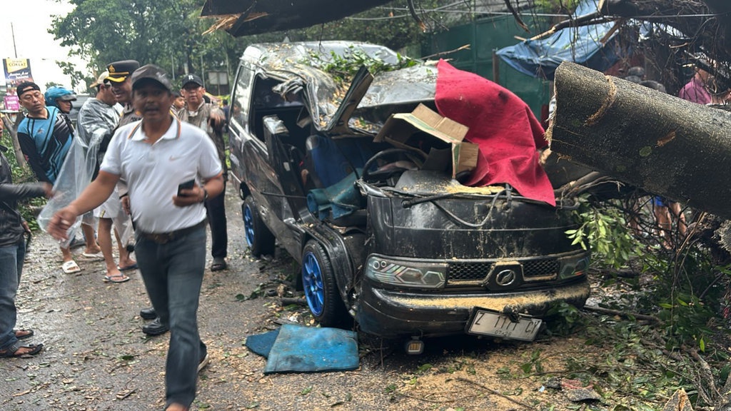 Update Hujan Deras & Angin Kencang Bandung: Satu Orang Tewas Update Hujan Deras & Angin Kencang Bandung: Satu Orang Tewas