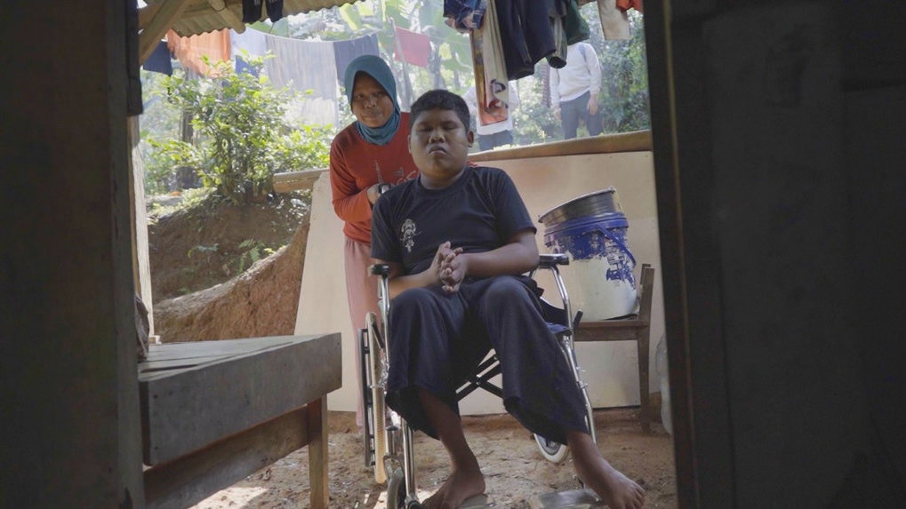 Dapat Kursi Roda Kemensos, Nurdin Mulai Aktif di Luar Rumah Dapat Kursi Roda Kemensos, Nurdin Mulai Aktif di Luar Rumah