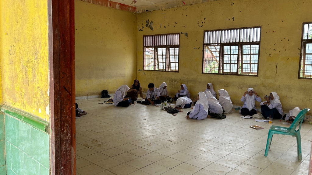 Duka Pelajar Aceh Tamiang: Seragam Tak Punya, Meja-Kursi Tak Ada Duka Pelajar Aceh Tamiang: Seragam Tak Punya, Meja-Kursi Tak Ada