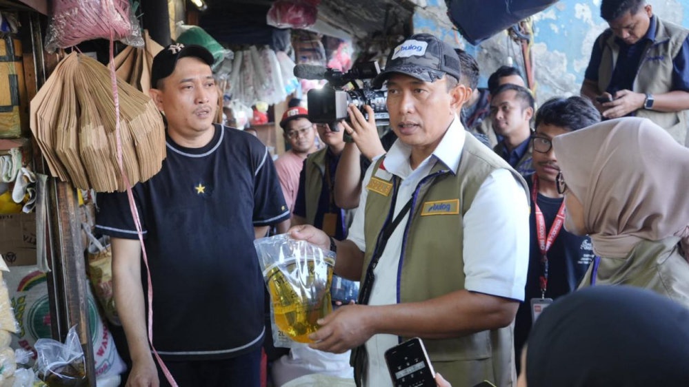 Dirut BULOG Sidak Pasar di Jakarta, Pastikan Stok Minyakita Aman Dirut BULOG Sidak Pasar di Jakarta, Pastikan Stok Minyakita Aman