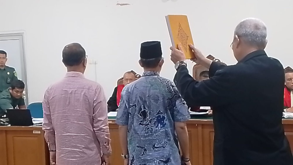 Jaksa KPK Cecar Teddy Meilwansyah Foto Bareng Terdakwa Pokir OKU Jaksa KPK Cecar Teddy Meilwansyah Foto Bareng Terdakwa Pokir OKU