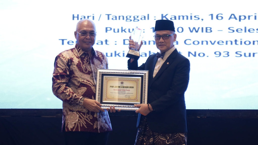 Menhaj Terima Penghargaan soal Tata Kelola Haji dari PWI Jatim Menhaj Terima Penghargaan soal Tata Kelola Haji dari PWI Jatim