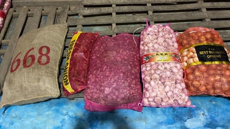 Polisi Ungkap Penyelundupan Bawang & Cabai 23 Ton di Pontianak Polisi Ungkap Penyelundupan Bawang & Cabai 23 Ton di Pontianak