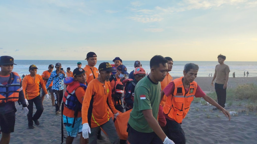 Remaja Tenggelam di Parangtritis Ditemukan Meninggal Dunia Remaja Tenggelam di Parangtritis Ditemukan Meninggal Dunia